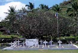 Archipel-des-Comores;-Cimetière;-Croix-blanches;-Drapeau-français;-France;-Frangipanier;-Kaleidos;-Kaleidos-images;-La-parole-à-limage;-Laurent-Abad;-Légion-étrangère;-Mayotte;-Mémoire;-Océan-Indien;-Stories-Pictures